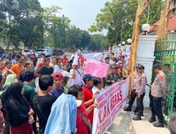 Pedagang Pasar Rangkasbitung Gelar Aksi Minta Perlintasan Sebidang Dibuka