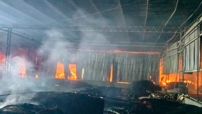 13 Jam Kebakaran Pabrik Triplek Berhasil Dipadamkan