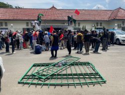 Demo HUT Lebak Ricuh, Gerbang Gedung Dewan Jebol