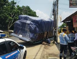 Ikuti Google Maps, Truk Pengangkut Logistik Terperosok di Salahaur