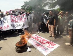 Kecewa Dengan Kinerja Dewan, Warga Bakar Foto Anggota DPRD Lebak