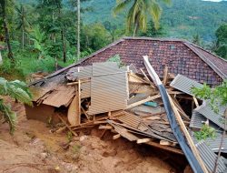 Lima Rumah di Lebak Rusak Diterjang Longsor