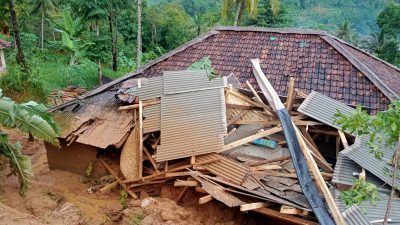 Lima Rumah di Lebak Rusak Diterjang Longsor