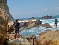 Warga Cilograng Hilang Terseret Ombak di Sawarna