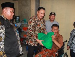 Pj Bupati Lebak Berikan Bantuan Paket Sembako Bagi Penderita Lumpuh di Cikulur