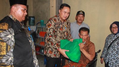 Pj Bupati Lebak Berikan Bantuan Paket Sembako Bagi Penderita Lumpuh di Cikulur